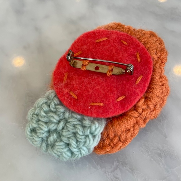 Introducing a piece of unique, wearable art: a 3D handmade crochet flower brooch - Picture 5 of 6